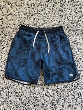 Vuori Banks Shorts V330 Blue Black Wave Pattern Print 8” Inseam Men’s Medium